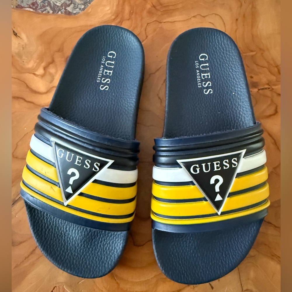 Guess youth slide . Size 2